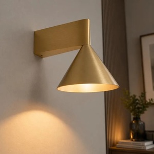 Lampe murale minimaliste en laiton CH, design géométrique, décoration intérieure moderne, luminaire pour chambre à coucher - Product Image 2