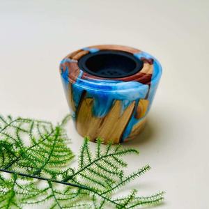 Brûleur d'encens artisanal en résine écologique avec incrustations de bois naturel, design côtelé, insert en métal noir, décoratif et aromatique - Product Image 5