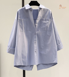 Camisa de mujer con botones y logo frontal, estilo casual, de color liso, con abertura regular, nueva moda de verano 2026, venta al por mayor para boutiques. - Product Image 1