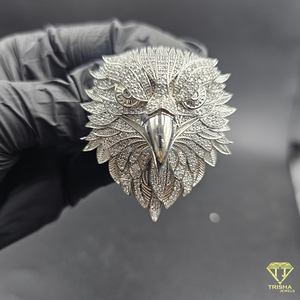 Broche con Colgante de Cabeza de Águila con Diamantes Majestuosos en Oro Blanco, Joyería de Lujo - Product Image 1