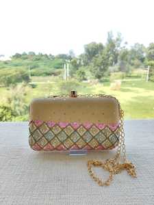 Pochette bohème brodée florale en textile avec chaîne à pompons, sac à main pour femme toutes saisons, fermeture à bouton-pression, doublure en coton, 8x4 pouces - Product Image 1