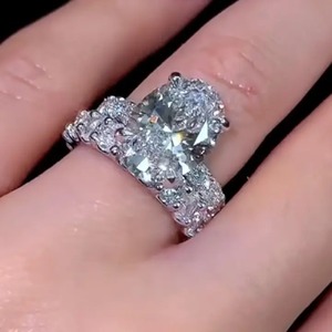 Bague de fiançailles en argent sterling 925 plaqué or blanc avec moissanite ovale de 4,0 carats (8,0x12,0mm) et halo caché, couleur D, clarté VVS - Product Image 4