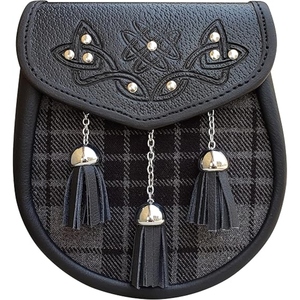 Sacoche Sporran en Cuir Noir Premium et Tartan avec Rabat Brodé Celtique Clouté et Trois Pompons – Accessoire Traditionnel pour Kilt Écossais - Product Image 1