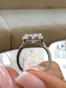Anillo de Moissanita de 3 Quilates con Corte Radiante y Halo de Baguettes Laterales, Plata 925 Original, Estilo Moderno, Regalo para Enamorados - Product Image 5