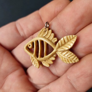 Pendentif poisson en bois, motif feuille sculptée, couleur naturelle, accessoire de bijouterie artisanale - Product Image 5