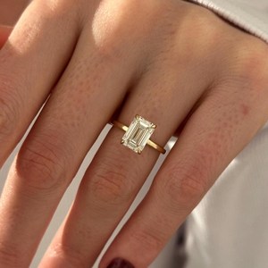 Bague de fiançailles fine en diamant de laboratoire taille émeraude 2,5 carats D VVS2, bague solitaire classique, bague en or jaune 14 carats, certifiée IGI - Product Image 3