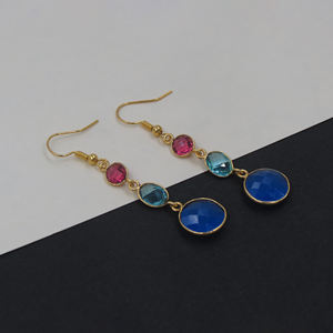 Boucles d'oreilles pendantes bohèmes à fleurs multi-gemmes en calcédoine bleue encre, topaze bleue et fuchsia rose |   Bague sertie à la main en or 18 carats - Product Image 4
