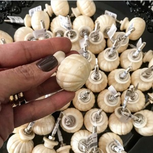 Boutons de porte en résine époxy brillante avec base en bois et garniture en cuir parfaits pour les thèmes intérieurs artistiques - Product Image 3