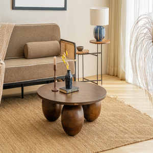 Impresionante diseño monocromático con una base de pedestal dorada y robusta. Decoración artística, disponible a precios de mayorista. - Product Image 6