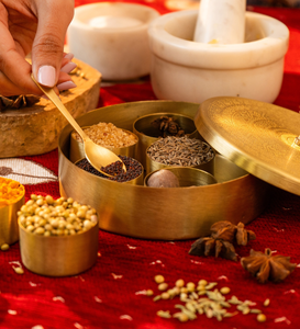 Boîte à épices artisanale en laiton Chutki avec 7 compartiments, rangement traditionnel pour épices, organiseur de cuisine en laiton de qualité supérieure - Product Image 5