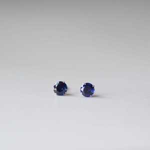 Boucles d'oreilles en argent sterling avec saphir de laboratoire, bijoux pierre de naissance de septembre, boucles d'oreilles minimalistes, cadeau pour elle - Product Image 2