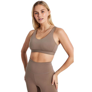 Sujetador deportivo acolchado transpirable para mujer con diseño de logo personalizado, soporte medio, espalda cruzada, 100% nailon, tipo top de yoga - Product Image 1