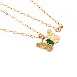 Collier pendentif papillon sculpté plaqué or - Charme animalier vert émeraude pour femme - Bijoux bohèmes faits à la main pour superposition R - Product Image 2