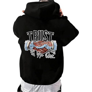 Sudadera con capucha y cordón ajustable para hombre, con estampado gráfico de letras y bloques de color - Product Image 1