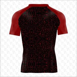 เสื้อแรชการ์ดสแปนเด็กซ์/โพลีเอสเตอร์พิมพ์โลโก้แบบมืออาชีพ แขนสั้น/แขนยาว แห้งเร็ว ป้องกันรังสียูวี 50+ สำหรับเล่นกีฬา เล่นเซิร์ฟ ว่ายน้ำ - Product Image 2