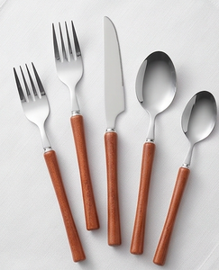 Ensemble de couverts minimalistes en acier inoxydable avec manche en bois, fourchette, couteau, cuillère, compatible lave-vaisselle, pour usage en restauration - Product Image 1