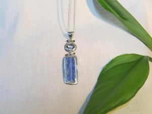 Pendentif Charme Vintage en Argent Sterling 925 avec Kyanite et Aigue-marine, Pierre Brute Bleue Faite à la Main, Cadeau de Fiançailles en Cristal pour Femmes et Hommes - Product Image 6