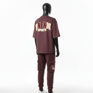 Ensemble t-shirt et pantalon cargo en molleton de coton premium pour homme, couleur marron bordeaux, avec logo chenille appliqué, personnalisé, 2 pièces. - Product Image 5