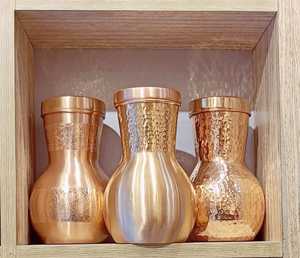 La bouteille en cuivre est une gourde en cuivre pur, couramment utilisée en Inde et en Ayurveda pour la consommation d'eau. - Product Image 1