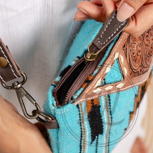 Nouveau portefeuille occidental élégant pochette en cuir usiné aztèque véritable sac à main d'outillage Vintage fait à la main pochette en cuir matelassé aztèque Unique - Product Image 6