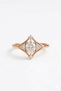 Bague de fiançailles Art Déco ovale en diamant avec accent trilobé, en or jaune 14 carats, diamant de laboratoire, sertissage géométrique en forme de cerf-volant, bague de mariage - Product Image 3