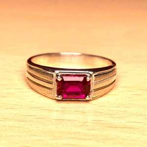 แหวนหมั้นทับทิมเงินแท้ 925 แหวนทับทิมทรงเหลี่ยมมรกต แหวนแต่งงานสำหรับทั้งชายและหญิง เครื่องประดับประจำเดือนกรกฎาคม - Product Image 1