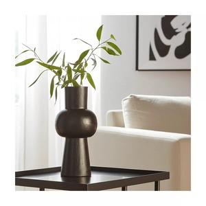 Vase de table minimaliste en métal noir Drift, décoration artisanale pour le salon - Product Image 2