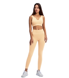 Sujetador deportivo y mallas sin costuras para mujer, ropa activa de la mejor calidad con diseño personalizado y estampado - Product Image 1