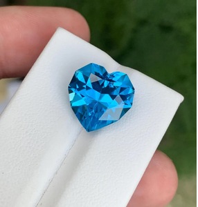 Topaze bleue suisse en forme de cœur, vente en gros, pierre précieuse naturelle, taille facetée, pierre brute pour bijoux fins - Product Image 1