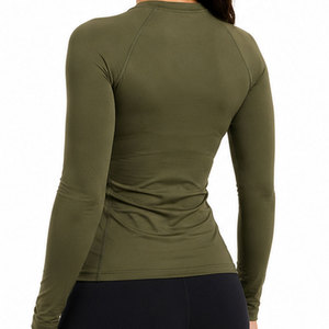 Camiseta Deportiva de Compresión para Mujer con Tela Suave de Alto Rendimiento, Ajuste que Moldea el Cuerpo y Construcción Transpirable para el Gimnasio - Product Image 4
