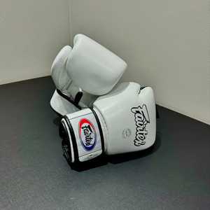 Guantes de Boxeo de Cuero Hechos a Mano de Primera Calidad para Entrenamiento de Muay Thai y Kickboxing, Absorben la Humedad, con Soporte de Muñeca y Cierre de Gancho en los Dedos - Product Image 3