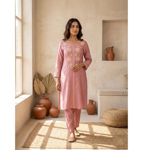 Vente flash : Ensemble coordonné deux pièces en modal et chanderi pour femme, tenue élégante et ethnique, disponible à la vente - Product Image 1