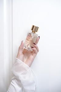 Perfume al por Mayor Eau De Parfum OEM/ODM para Mujer CINDY BLOOM-Aura Rosa (50ml) Spray con Aroma Floral de Larga Duración Vietnam - Product Image 4