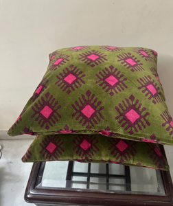 Housse de coussin en velours vert olive avec motif géométrique à blocs rose et violet pour canapé, chambre et décoration intérieure - Product Image 5