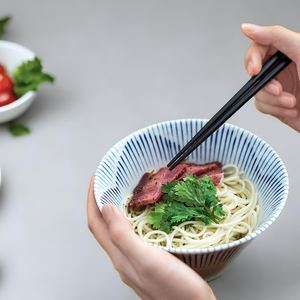 ชามเซรามิกวินเทจสำหรับเสิร์ฟสลัดพร้อมช้อน ชามเซรามิกสไตล์เรโทรญี่ปุ่นดีไซน์ลายเคลือบใต้ผิวแบบไม่สม่ำเสมอ โดย UO INDIA - Product Image 3