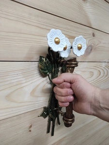 Poignée de portail traditionnelle en fer forgé à la main ; Résistante à la rouille, facile à installer ; Comprend un motif de marguerite blanche avec un centre jaune - Product Image 4