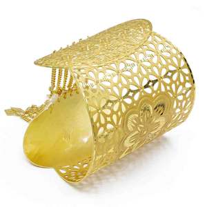 Vente en gros de bijoux pour femmes : Bracelet manchette Kada en laiton plaqué or 14K, 18K, 24K, avec motif floral filigrané et fermoir chaîne - Product Image 3