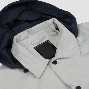 Veste Coach décontractée minimaliste grise, tissu nylon léger, fermeture à boutons pression, style streetwear urbain pour homme. - Product Image 4