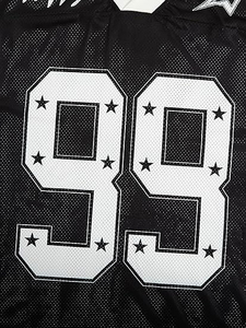 เสื้อฟุตบอลอเมริกันสไตล์เรโทรแบบกำหนดเอง ทรงโอเวอร์ไซส์ แขนสั้น คอวี สายปรับได้ พิมพ์ลายด้วยความร้อน สำหรับทุกเพศ - Product Image 4