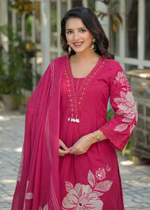 Ensemble Kurta en coton à imprimé floral avec dupatta, prêt à porter, haut et pantalon en coton avec broderie artisanale et imprimé numérique, et dupatta assortie. - Product Image 3