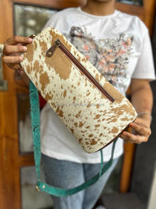 กระเป๋าคาดหน้าอกหนังวัวขนสไตล์ตะวันตกใช้ได้ทั้งชายและหญิงกระเป๋าคาดอกหนังขนพิมพ์ลายนูนสีพรีเมียมใหม่ - Product Image 3