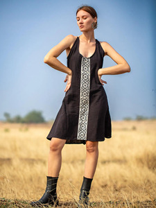 Robe élégante bohème en lin noir à col halter avec broderie tribale géométrique, en tissu de lin biologique respirant de qualité supérieure - Product Image 4
