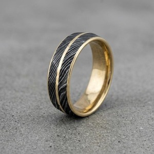 Anillo de Acero de Damasco Hecho a Mano con Incrustaciones de Latón - Anillo de Boda o Compromiso Único con Incrustaciones de Cobre Estilo Damasco - Product Image 4