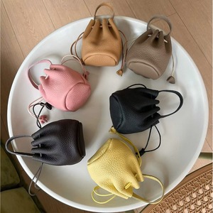 Bolso Ando de Cuero Genuino de Vaca, Mini Bolso Tipo Cubo con Cordón y Asa Superior para Mujer - Product Image 1