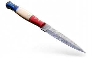 Cuchillo de Camping Hecho a Mano con Acero de Damasco, Mango de Resina Rojo, Blanco y Azul, Hoja Fija - Product Image 2