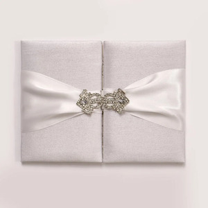 Caja de Invitación de Boda Plegable con Aspecto de Seda Blanca, Cinta de Satén Blanca, Hebilla de Diamantes de Imitación, Tarjeta con Papel Metálico Plateado y Bolsillo - Product Image 1