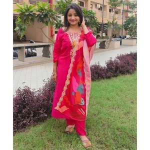 NOUVEL ARRIVÉ ROMAIN SOIE SEQUENCE BRODERIE TRAVAIL TOP BAS AVEC DUPATTA ROSE - Product Image 1