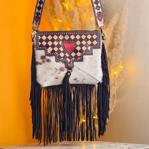 Bolso Cruzado de Cuero Genuino Venus Leathers, Estilo Western, Hecho a Mano, con Patrón Floral y Letras, Cierre de Cremallera, 45-55cm - Product Image 1