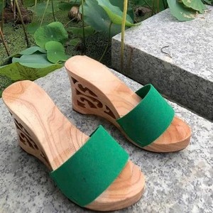 Sabots en bois faits à la main avec sangle en tissu pour la mode, les costumes et les spectacles - Product Image 3