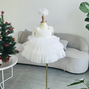 Robe de soirée en tulle rose pour filles, bretelles spaghetti, détails petits nœuds, jupe à volants étagés, grand nœud au dos, ensemble assorti avec nœud pour la tête - Product Image 2